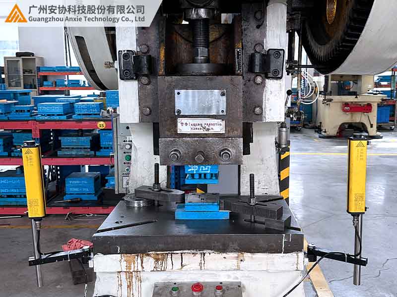安全光栅在冲床上的防护作用解析