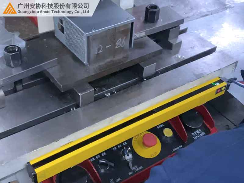 高性价比冲床安全光栅防夹手.jpg