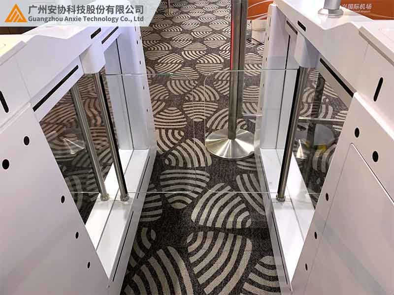 单边光栅机场快速通行检测装置案例.jpg