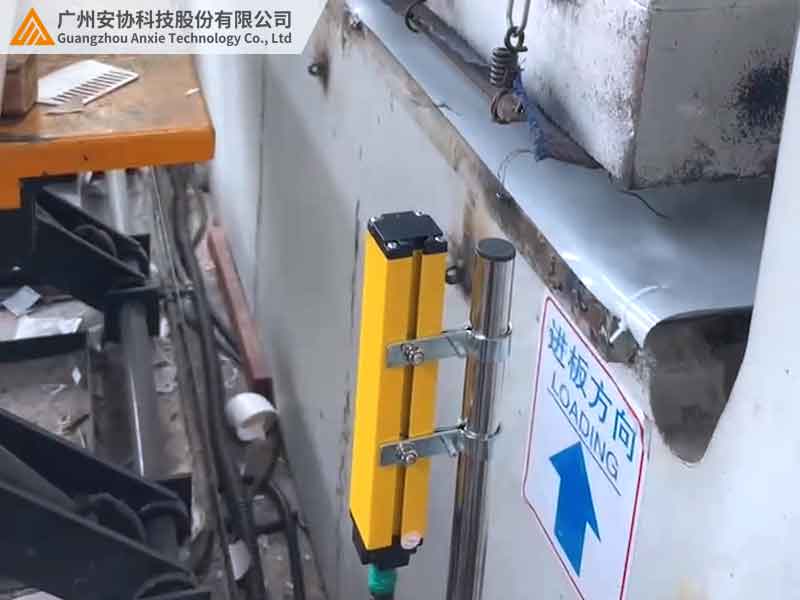 安全光栅的电气符号.jpg