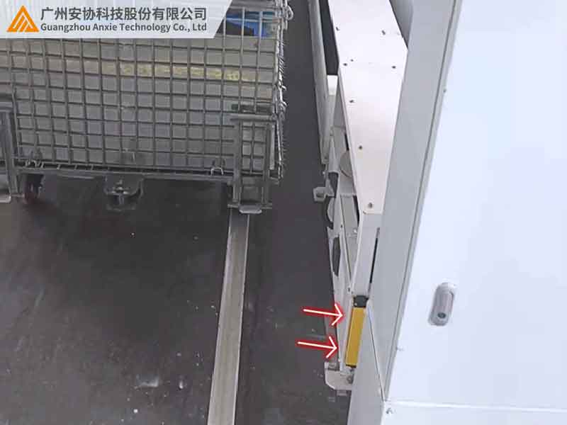 单边光栅提升AGV作业安全性的案例.jpg