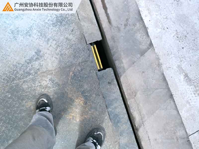 单边光栅在户外地磅垂直检测案例.jpg
