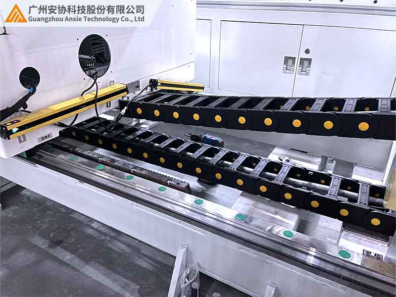 尼龙拖链生产线的漫反射光栅安全防护