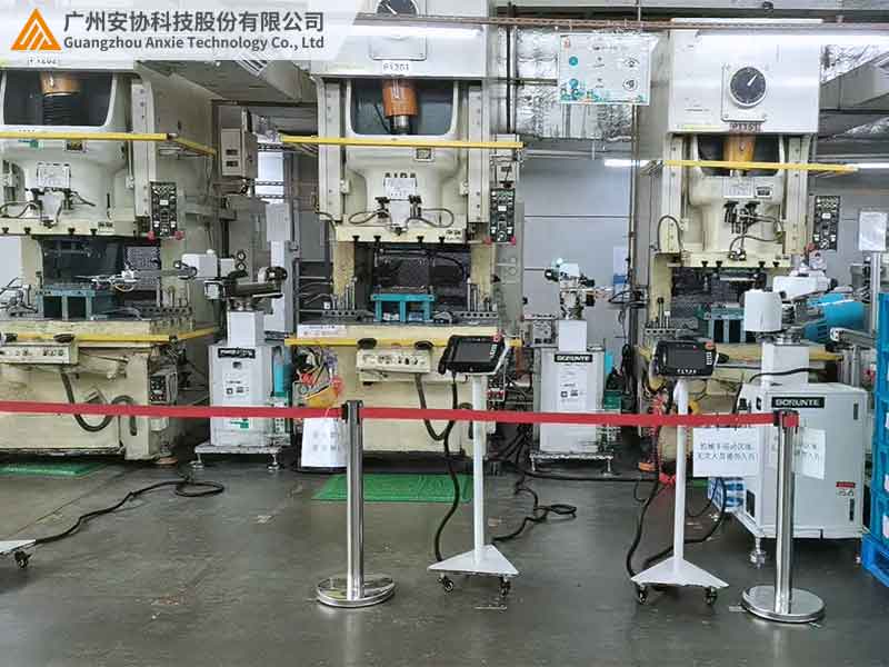 防夹手冲床安全光栅案例.jpg