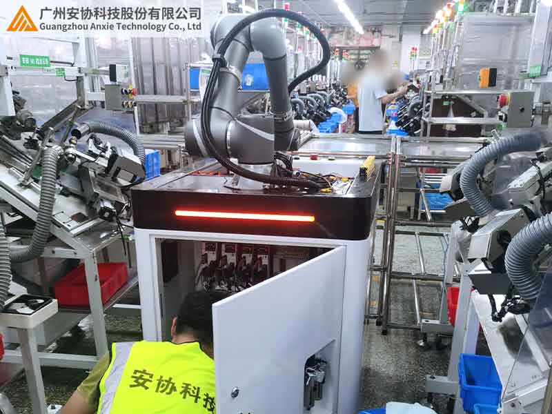 机械臂测高安全光栅应用解析案例.jpg