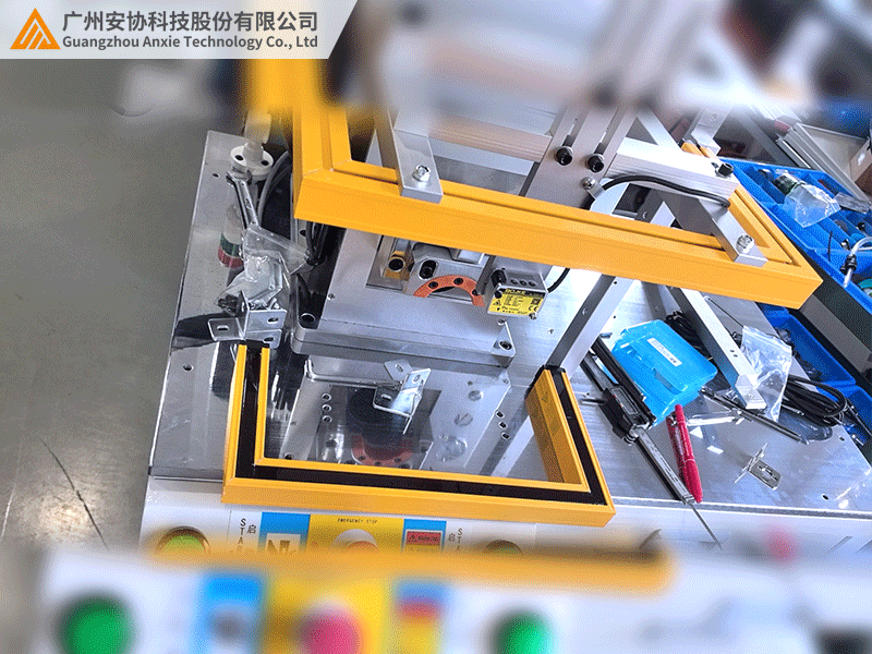 自动化设备人手防护：U型光栅的作用案例.gif