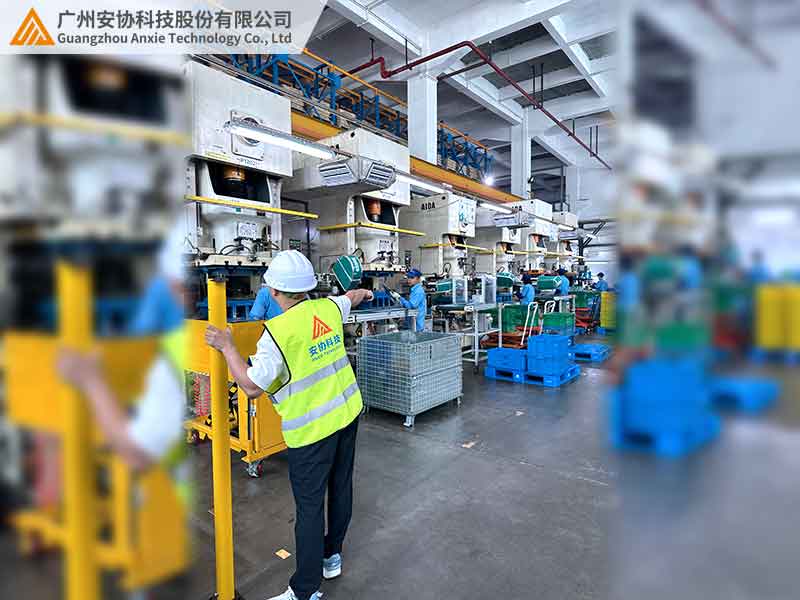 冲床上方安全光栅守护操作安全