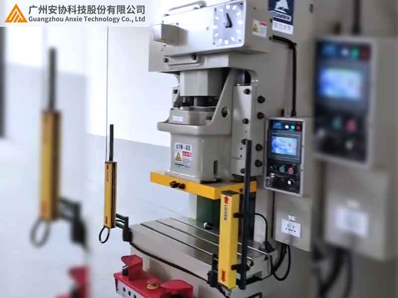 冲床安全光栅感应区域如何控制急停案例.jpg