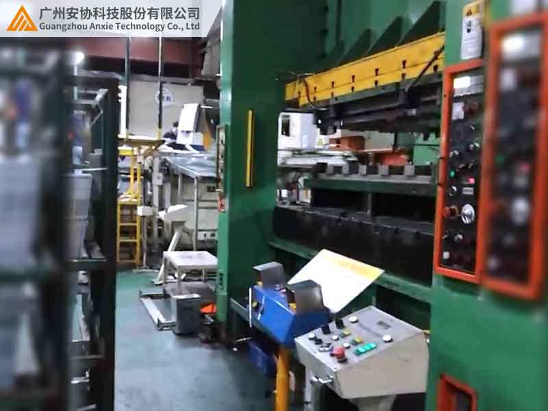 大型冲压机安全光栅防护案例.jpg