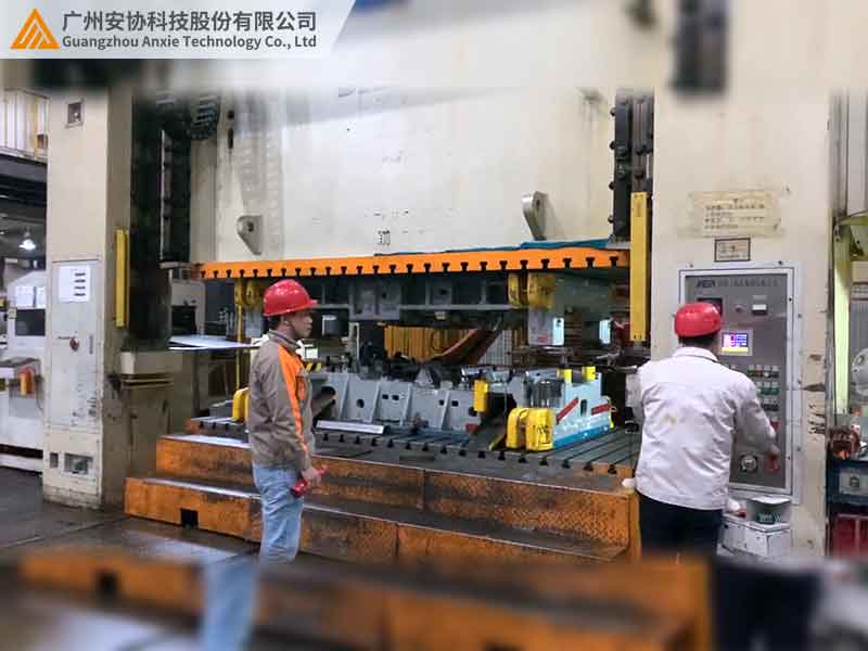 大型冲压机的危险区域安装安全光栅案例.jpg