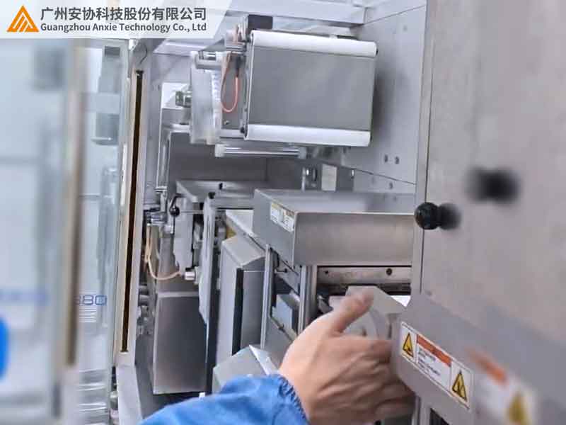 安全光栅守护药厂车间人员操作安全防线