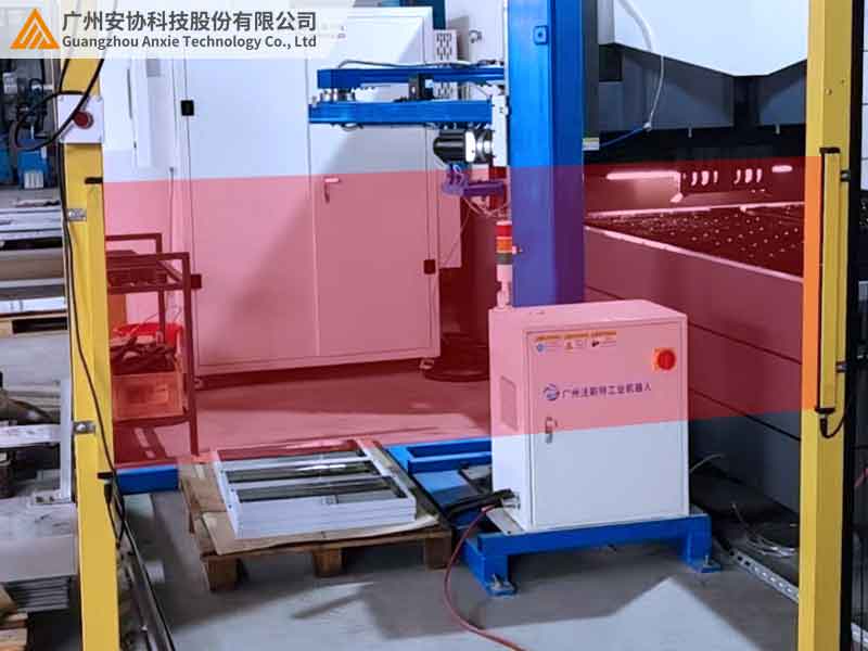 安全光栅触发报警器提示人员接近危险