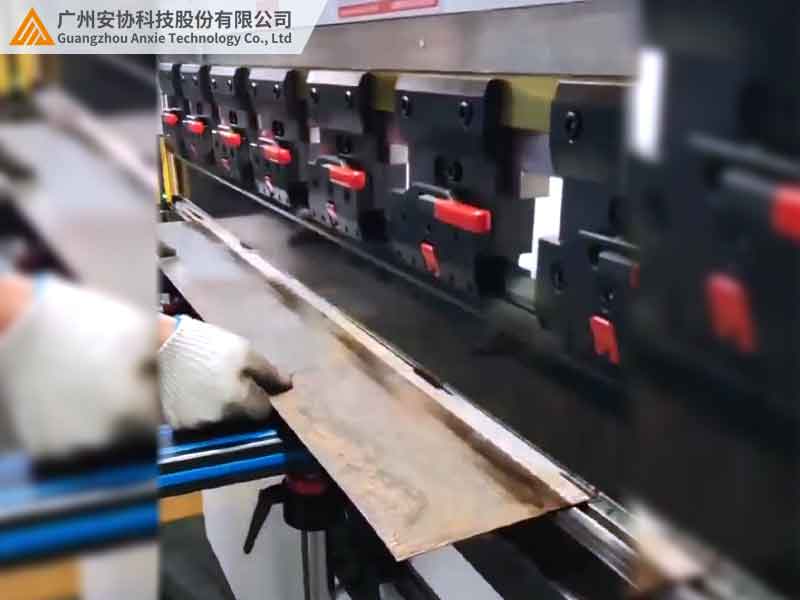 折弯机红外安全光幕防护机制解析