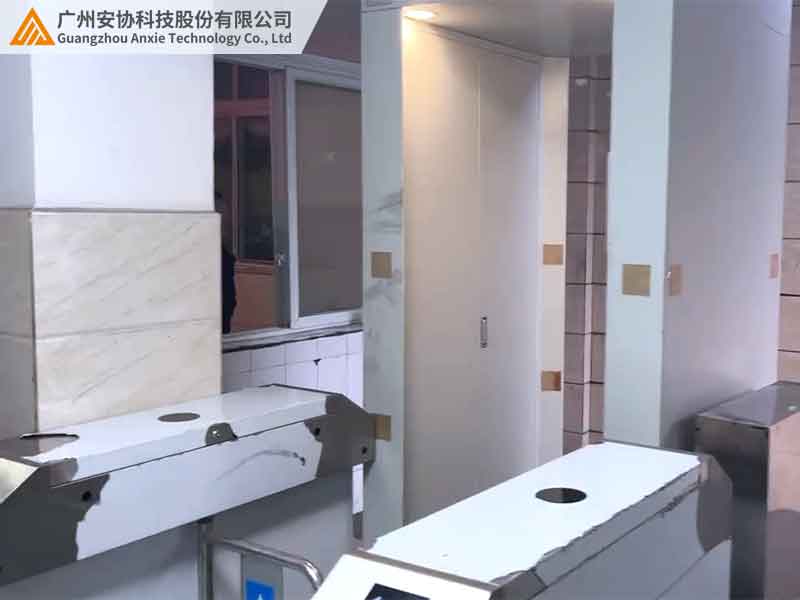 安检入口闸机底部安装安全检测光栅