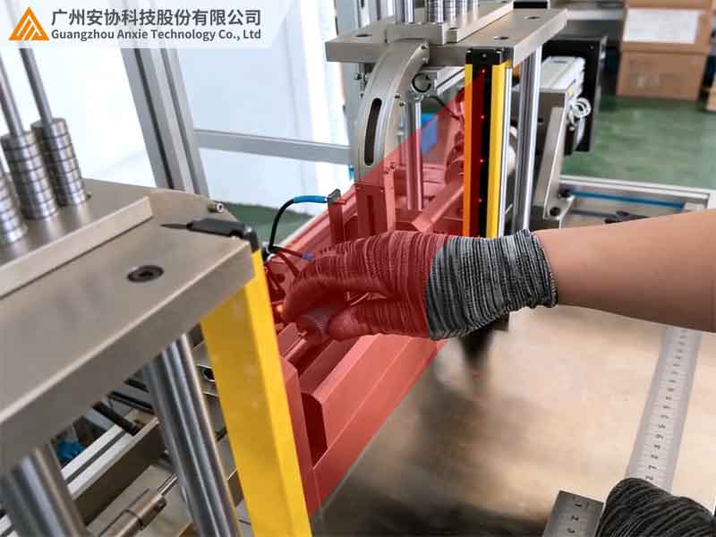 安全光栅在自动化设备上保护人手的应用案例.jpg