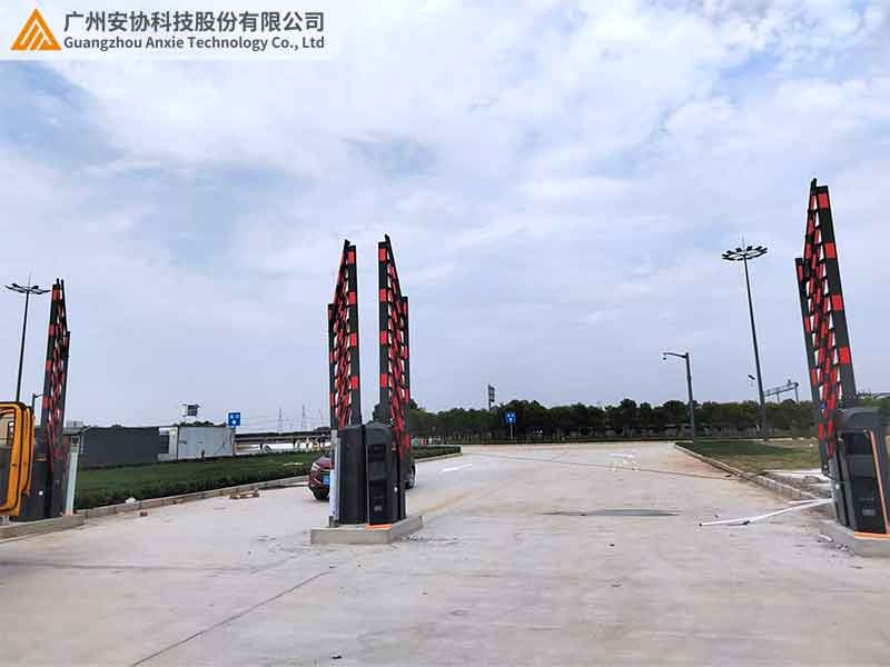 园区门口道闸车辆分离光幕安装案例.jpg