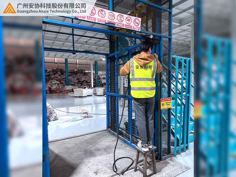 物流仓库升降梯入口安全光幕启停安全防护案例.jpg