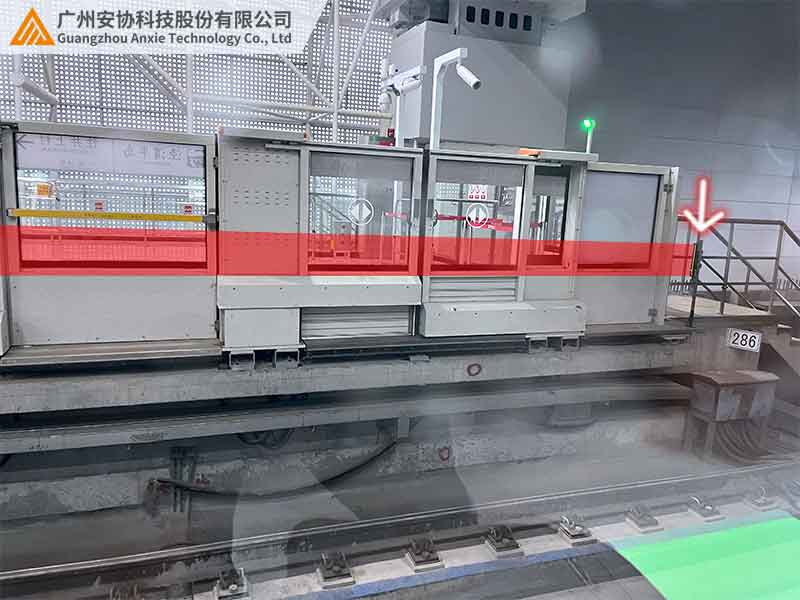 安全屏蔽门上的地铁光幕防护作用案例.jpg