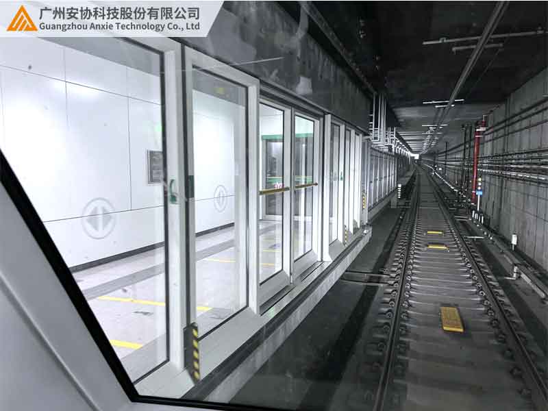 轨道交通配备地铁屏蔽门安全光幕装置