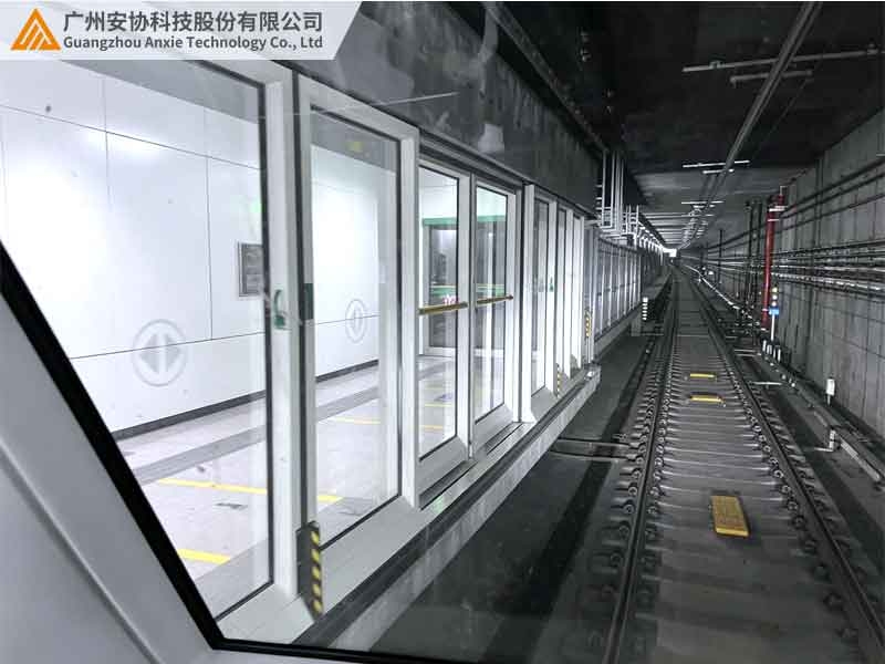 轨道交通配备地铁屏蔽门安全光幕装置.jpg
