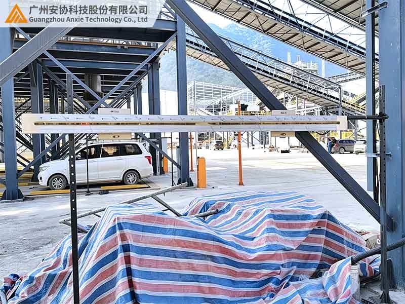地磅车身定位配套专用车辆分离光幕.jpg