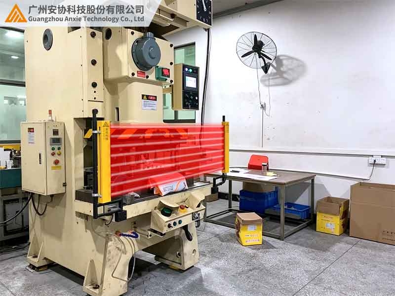 抗振型安全光幕应对冲床高频震动工况.jpg