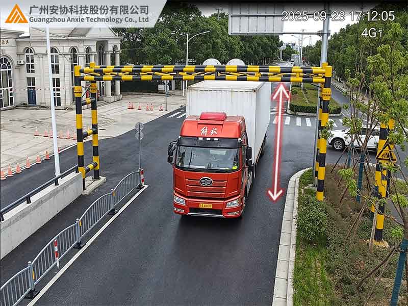 高速响应雷达配合限高杆管控快速货车