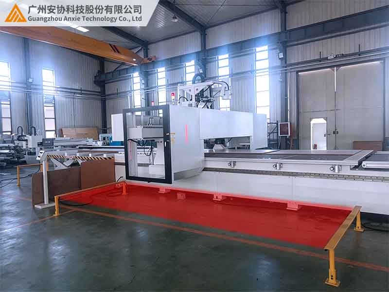 数控开料机作业区光幕如何保障人员操作安全.jpg